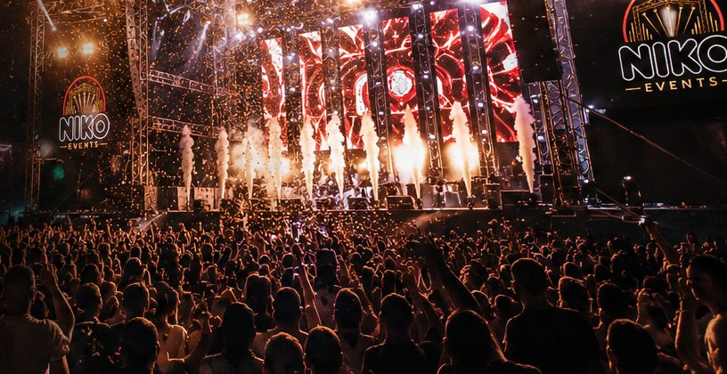 Wydarzenie NIKO EVENTS — scena z ekranami LED, pirotechnika i pełna widownia